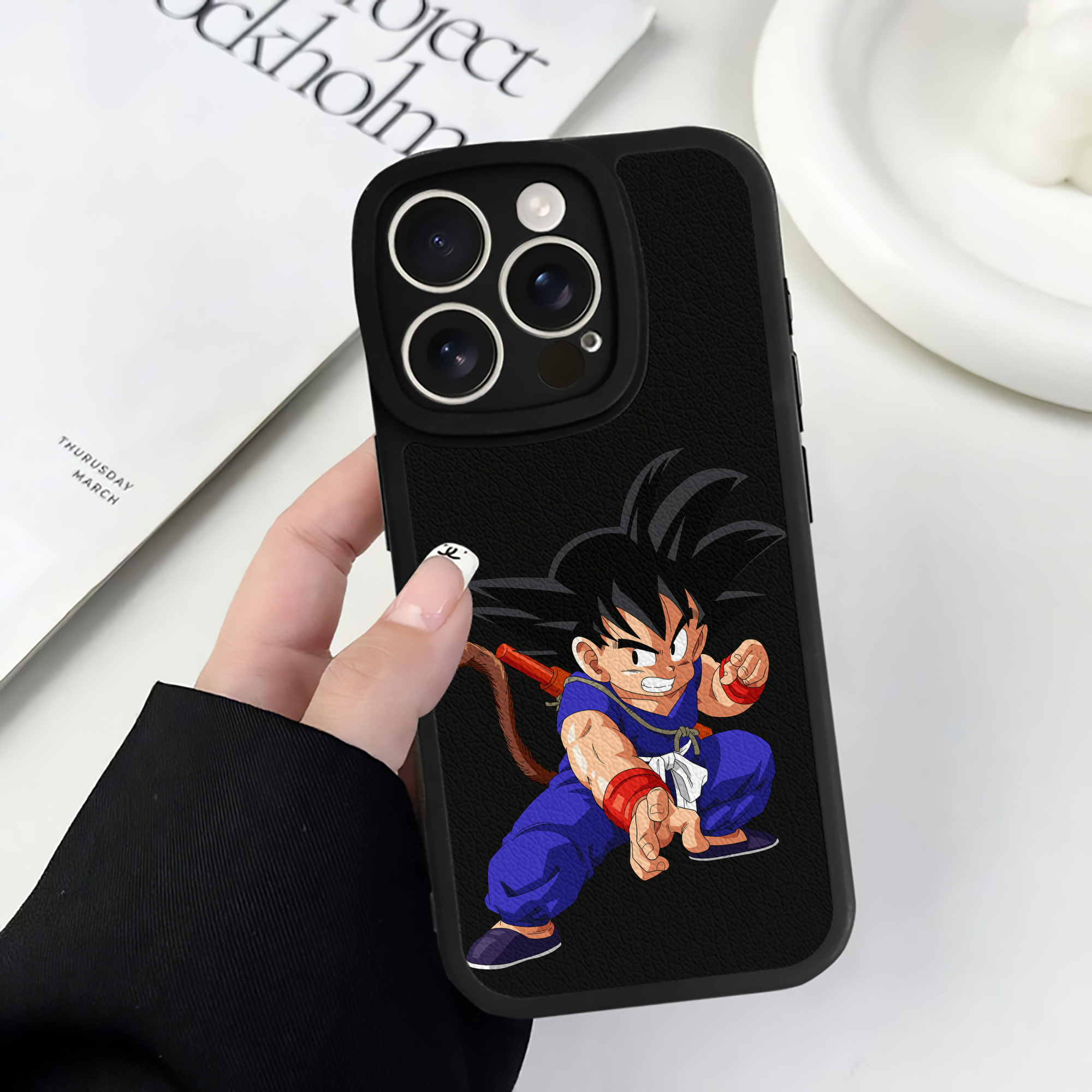 （画像用） ドラゴンボール 孫悟空（そん ごくう）Son Goku カカロット DRAGON BALL Kakarotto 【iPhone 16シリーズ対応】シリコンスマホケース（レザー調） 材質：シリコン